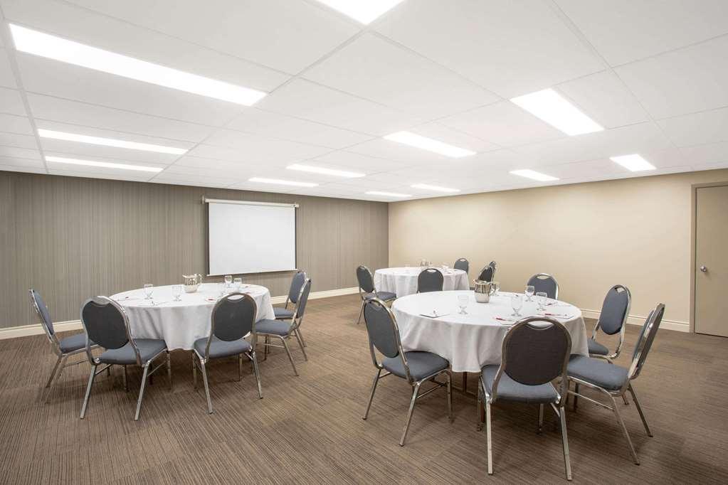 Quality Inn & Conference Centre Kingston Central Зручності фото