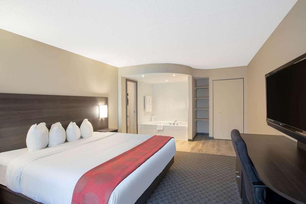 Quality Inn & Conference Centre Kingston Central Номер фото