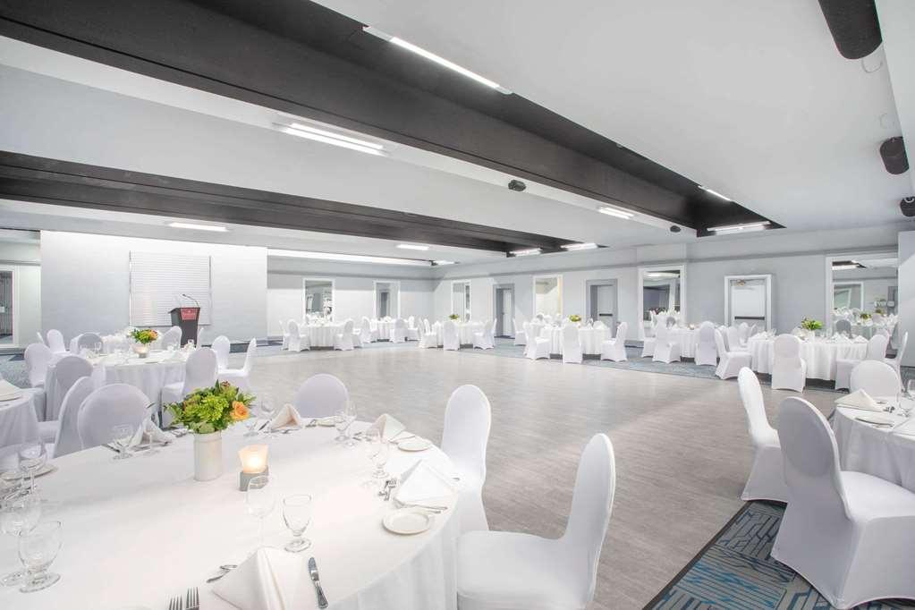 Quality Inn & Conference Centre Kingston Central Зручності фото