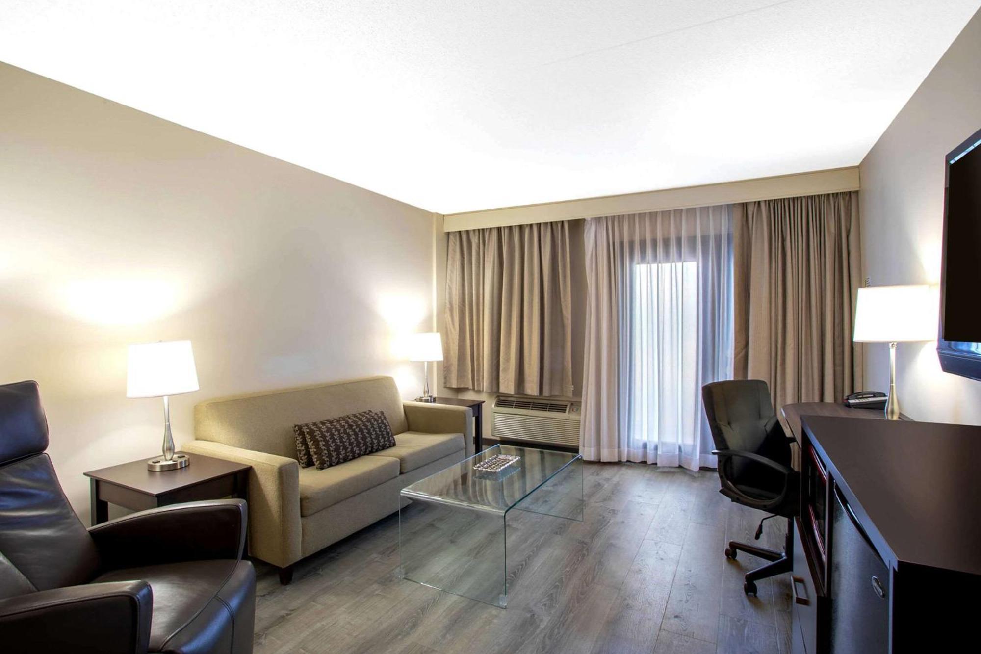 Quality Inn & Conference Centre Kingston Central Екстер'єр фото