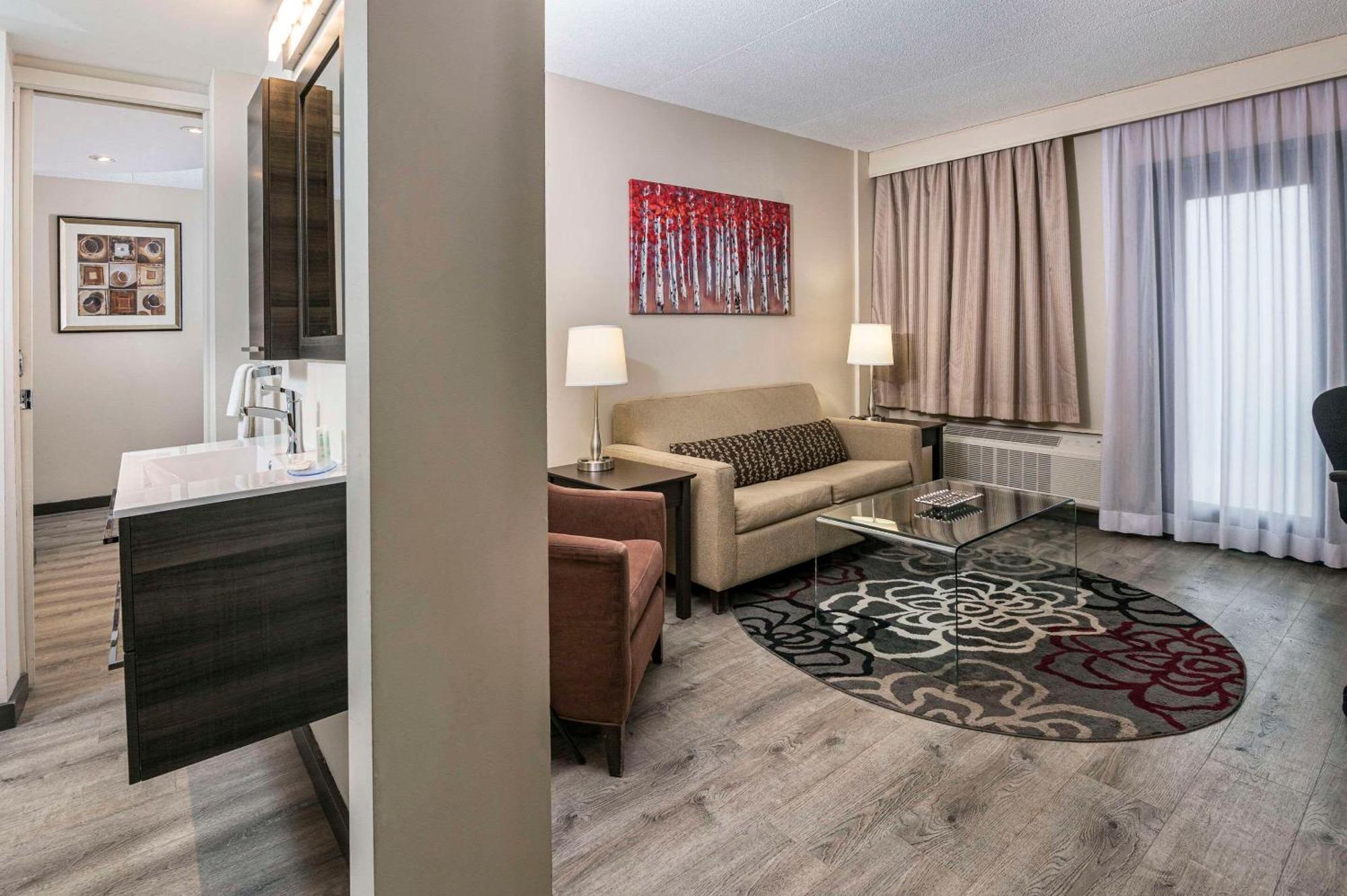 Quality Inn & Conference Centre Kingston Central Екстер'єр фото