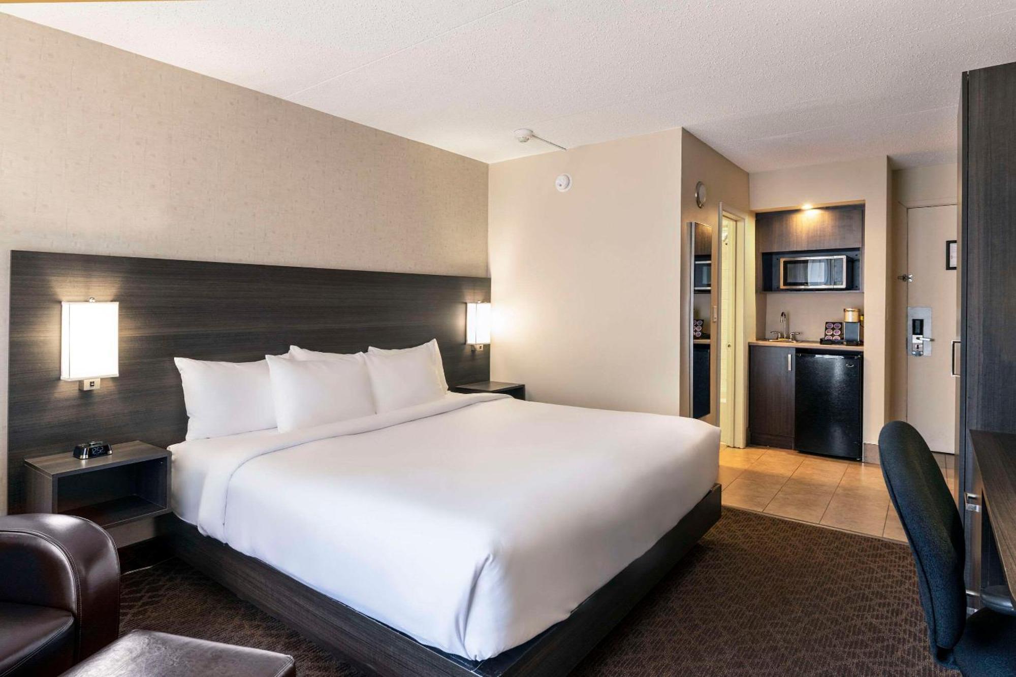 Quality Inn & Conference Centre Kingston Central Екстер'єр фото