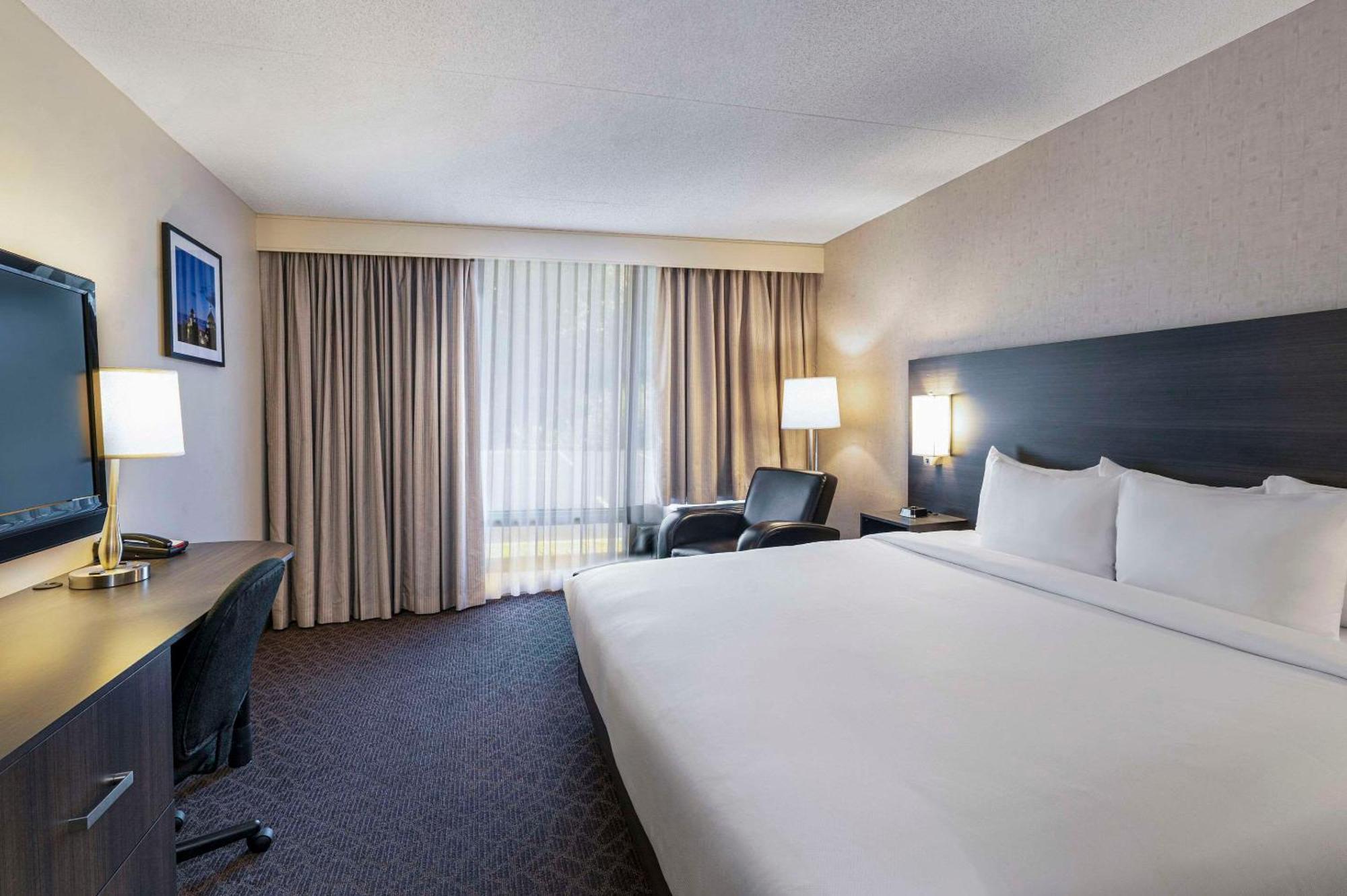 Quality Inn & Conference Centre Kingston Central Екстер'єр фото
