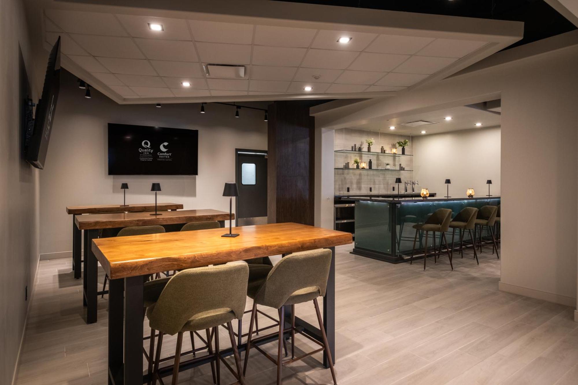 Quality Inn & Conference Centre Kingston Central Екстер'єр фото