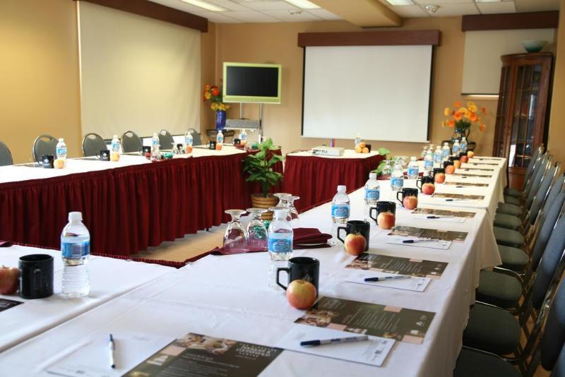 Quality Inn & Conference Centre Kingston Central Екстер'єр фото
